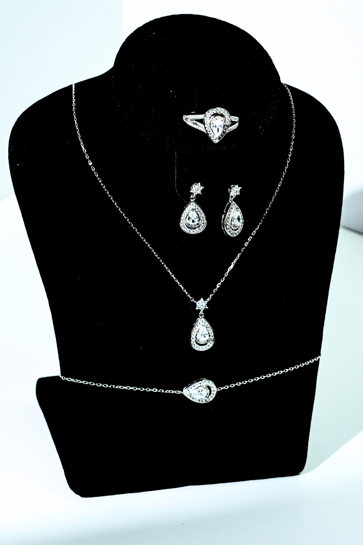 Aria Black Jewelry Set